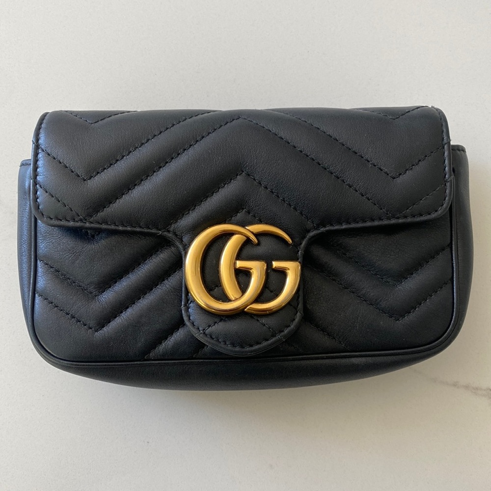 GG Marmont matelassé leather super mini bag (black).